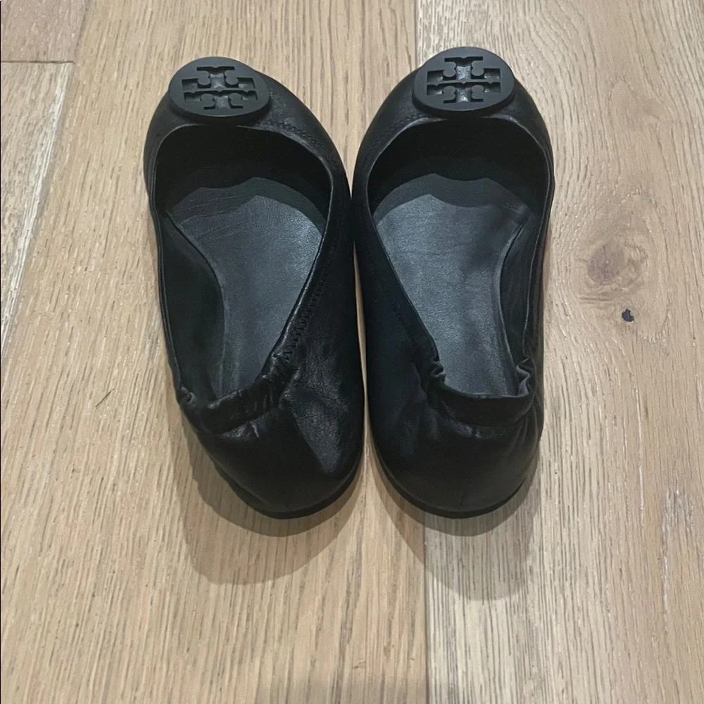 Tory Burch Black Leather Logo Ballet Flats - Picture 4 of 9